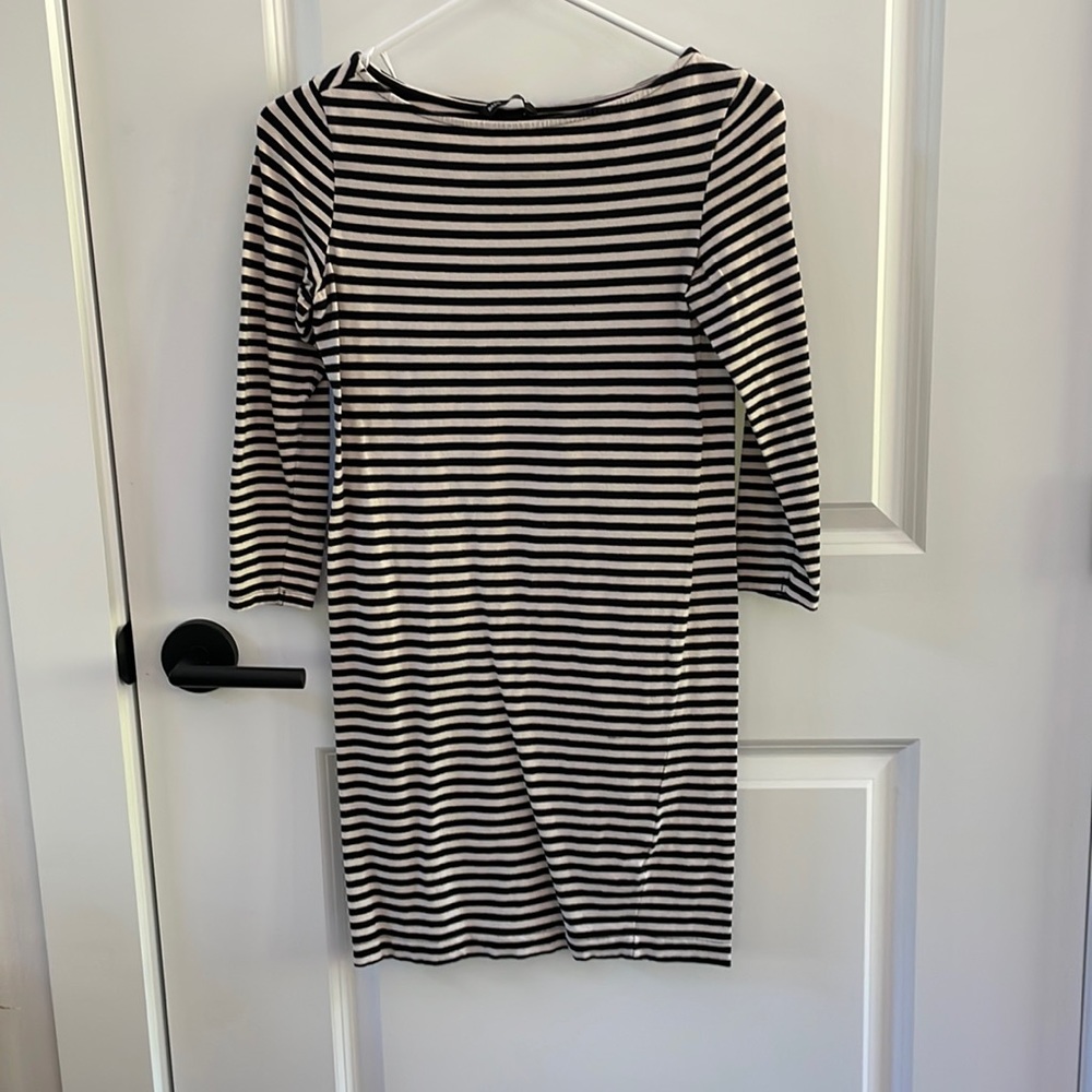 ❤️5/$20 XS beige and black fitted dress